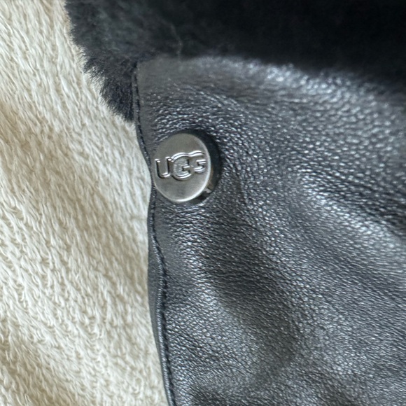 UGG Black Gloves - Picture 5 of 5